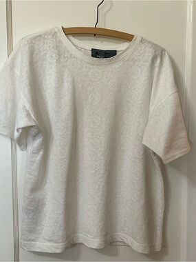 Vintage Lizwear Women's White Short-Sleeve Crewneck Tee with Jacquard Texture
